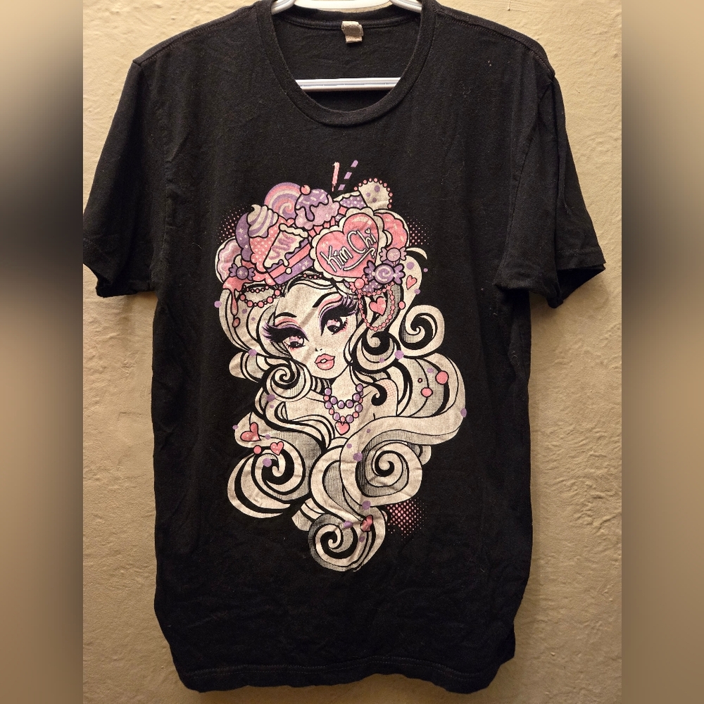 ✨2018 Kim Chi Graphic Tee – Drag Race Collector Shirt